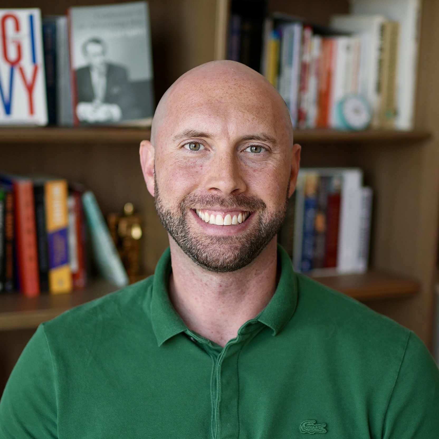 Daniel Sempere Pico in front of his bookshelves